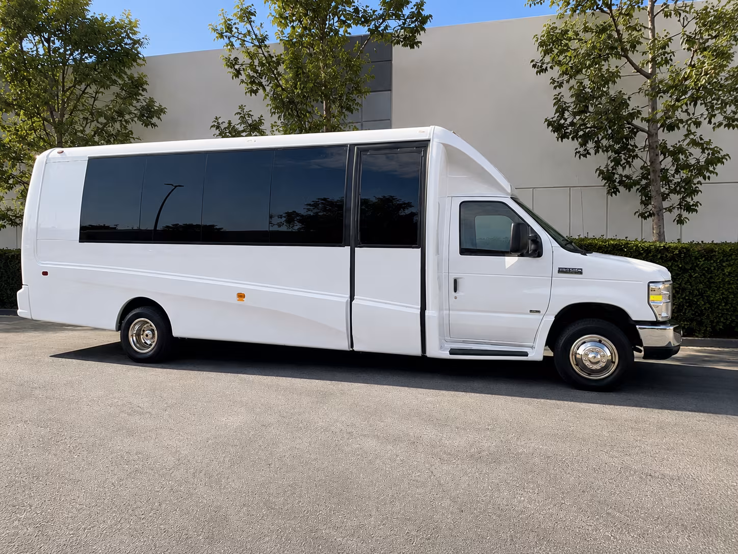 corporate airport transfer buses serving jfk lga and ewr